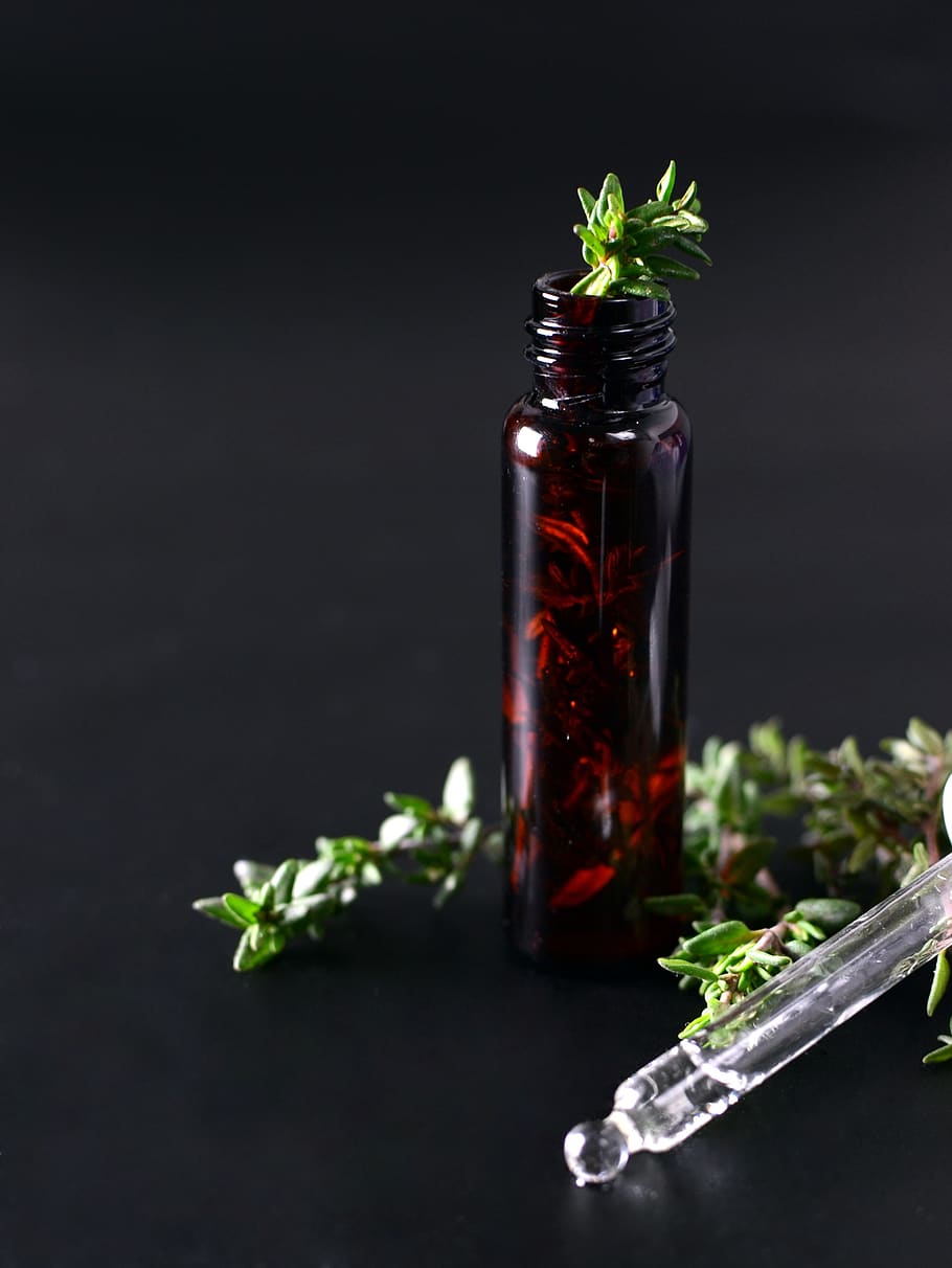 olis essencials, farigola, alternativa, aromateràpia, ampolla, oli essencial, fresc, herba, menjar i beguda, tir de l'estudi, full, menjar, planta, frescor, a l'interior, fons negre, part de la planta, contenidor, fulla de menta - culinària, naturalesa, beure, color verd, vidre - material, cap gent, refresc, medicina, vidre, còctel, mojito, 2K