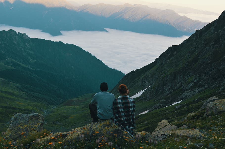 to, person, sidder, kant, bjerg fotografi, eventyr, skønhed, skyer, cloudscape, par, dagslys, miljø, blomster, tåge, vandretur, bakke, landskab, bjerg, natur, rekreation, klippe, klipper, romantisk, naturskøn, himmel, sommer, træer, dal, vand, bagfra, rigtige mennesker, scenics - natur, skønhed i naturen, herrer, bjergkæde, fritidsaktivitet, to personer, samvær, ikke-urbane scene, livsstil, idyllisk, rolig scene, ro, vandring, mennesker, dag, ferier, kigger på visning, udendørs, positive følelser, par - forhold, 4K