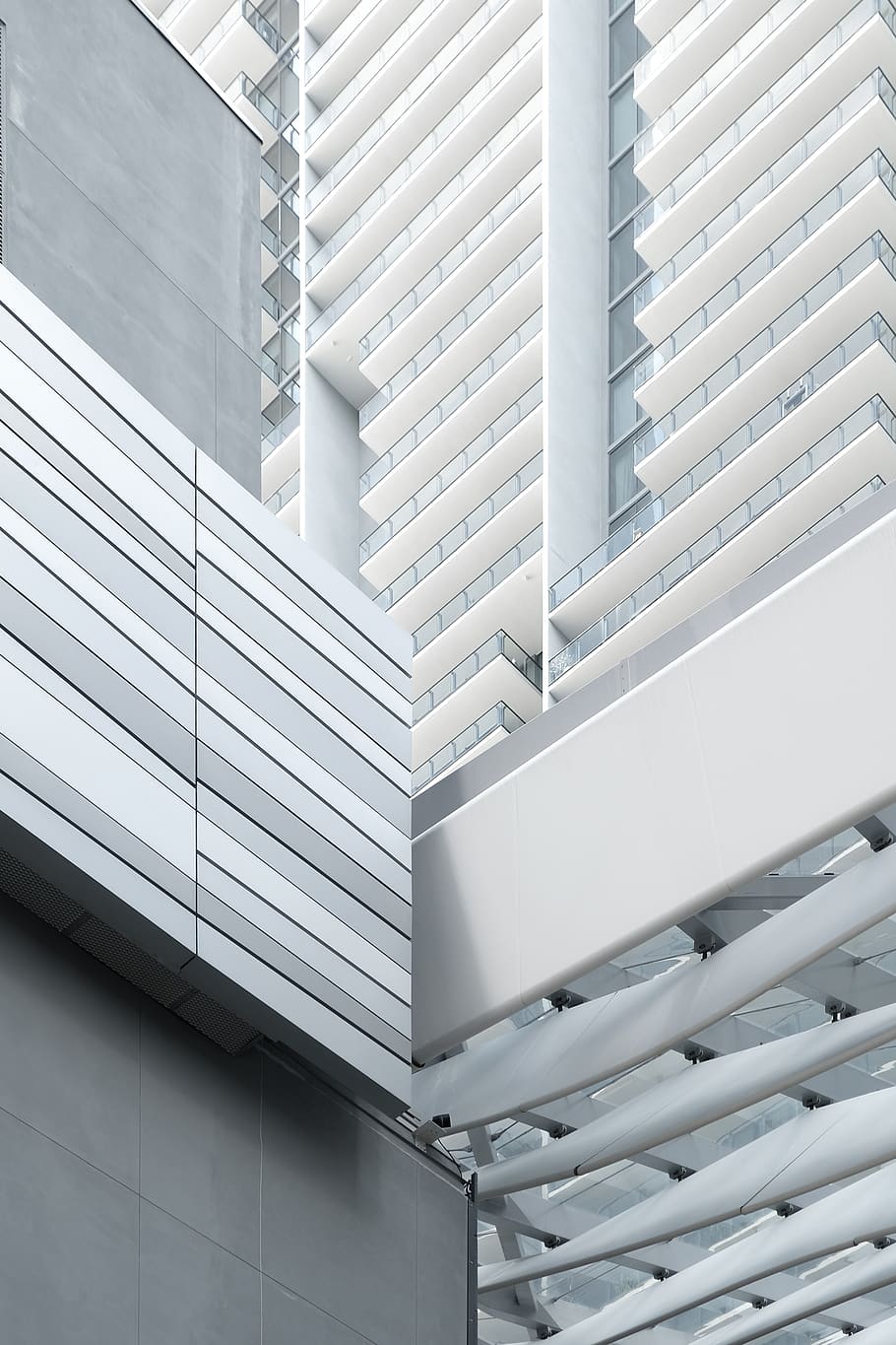 marc de construcció blanca, Color blanc, cap gent, estructura construïda, arquitectura, patró, exterior de l'edifici, vista d’angle baix, edifici, modern, dia, negocis, finestra, oficina, marc complet, funció de construcció de parets, blanc, pila, a l'aire lliure, característica arquitectònica, color plata, sostre, 4K