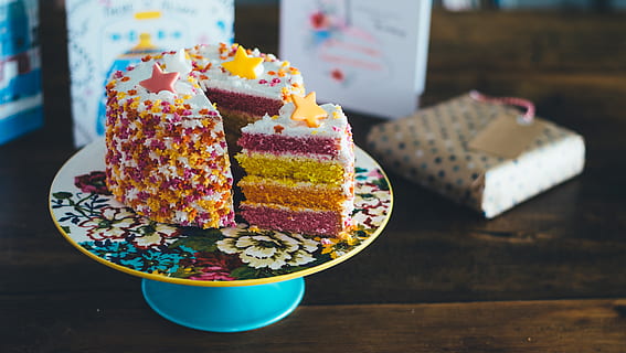 skiveskåret, kage, kage riser, mad og drikke, mad, friskhed, sødt mad, bord, overbærenhed, sød, indendørs, dessert, stilleben, multi farvet, fokus på forgrunden, klar til at spise, træ - materiale, tæt på, fristelse, drysser, bagt, ingen mennesker, usund spisning, snack, 4K, CC0, offentligt domæne, royaltyfrie