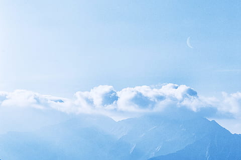 nuages ​​blancs, ciel, Montagne, nuage, paysage, brouillard, en plein air, monochrome, bleu, la nature, brumeux, brume, lune, sommet de la montagne, paysages, nuage - ciel, neige, chaîne de montagnes, beauté dans la nature, cloudscape, Alpes européennes, en hauteur, hiver, Asie, personne, Voyage, arrière-plans, journée, colline, été, Météo, blanc, vallée, himalayas, 2K, CC0, domaine public, libre de droits