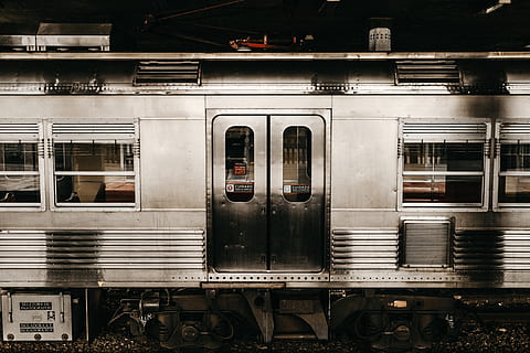grauer Stahlzug, Zug, Transport, Fahrzeug, Eisenbahn, Schiene, Schienen, Bahnhof, Personenkraftwagen, Tür, Metro, Reise, U-Bahn, borba, Terminal, Versandbehälter, Lokomotive, Güterwagen, Geländer, Schienenverkehr, öffentliche Verkehrsmittel, Zug - Fahrzeug, Transportmittel, Eisenbahnstation, Spur, Bahngleis, keine Leute, Personenzug, Fenster, die Architektur, Landfahrzeug, Bahnsteig, stationär, draußen, Tag, Eisenbahnwagen, Plattform, 5K, CC0, gemeinfrei, lizenzfrei