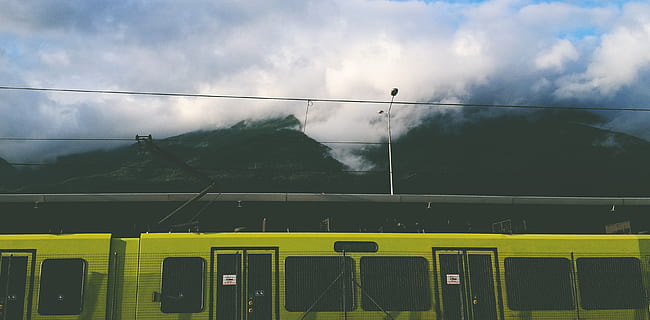entrenar, montar, nube, cielo, estilo de vida, blanco, nube - cielo, transporte, transporte ferroviario, amarillo, transporte público, tren - vehículo, modo de transporte, naturaleza, nadie, día, cable, al aire libre, viaje, vehículo terrestre, estación de ferrocarril, barrera, estructura construida, 2K, CC0, dominio público, libre de derechos