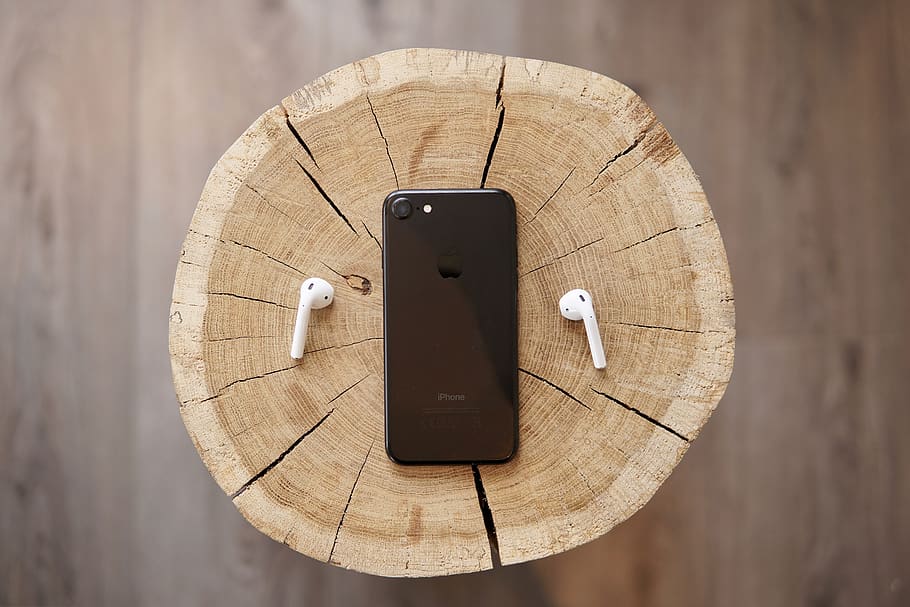 mobilní, pohybliví, iphone, jablko, elektronický, přístroj, moderní, technologie, Dotyková obrazovka, sluchátka, hudba, dřevěný, dřevo - materiál, sdělení, bezdrátové technologie, spojení, chytrý telefon, stůl, mobilní telefon, detail, nikdo, kruh, tvar, geometrický tvar, hnědý, stálý život, přenosné informační zařízení, den, uvnitř, zaměřit se na popředí, telekomunikační zařízení, elektrické zařízení, 5K