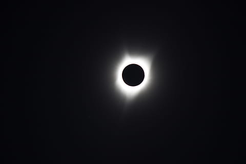 Eclipse lunar, Eclipse solar, eclipse, totalidad, cielo, Dom, llamarada, negro, fondo negro, espacio, celestial, Oregón, 2017, jesse belleque, estado unido, Salem Oregon, universidad de corban, blanco, peligro ocular, emoción, atmósfera, Luna, astronomía, copia espacio, noche, fenomeno natural, belleza en la naturaleza, oscuro, nadie, silueta, naturaleza, vista de ángulo bajo, circulo, forma geometrica, tranquilidad, paisajes - naturaleza, al aire libre, luz de la luna, luna planetaria, espacio y astronomia, 5K, CC0, dominio público, libre de derechos