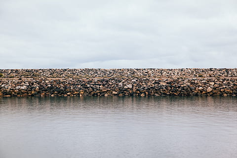 harmaa, taivas, pilviä, kiviä, kivet, vesi, ranta, valtameri, pilvi - taivas, luonto, meri, päivä, rock, vankka, tyyneys, ei ihmisiä, rock - esine, rauhallinen kohtaus, kauneus luonnossa, maisemat - luonto, arkkitehtuuri, ulkona, eläimiä, ei-kaupunkikuvia, nivus, kivi, 5K, CC0, public domain, rojaltivapaa