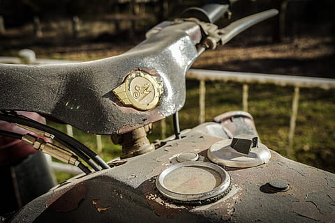 Roest, fiets, machine, motor, voertuig, vervoer, gereedschap, bijl, gegevens, buitenkant, schuur en, simson, klassiek, automotive, instrumenten, schwalbe, Old Timer, spaak, polshorloge, metaal, focus op de voorgrond, geen mensen, kunst en ambacht, oud, dag, detailopname, binnenshuis, ambacht, roestig, creativiteit, retro gestileerd, zilverkleurig, uitrusting, water, kraan, machinerie, 5K, CC0, publiek domein, royaltyvrij