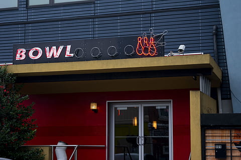 skål butiksfacade, philadelphia, dør, Forenede Stater, nordlige frihedsrettigheder, restaurant, gelænder, postkontor, ting at gøre, gammeldags, eventyr, antik, rejse, retro, bowling bane, skål, cafeteria, symbol, cafe, skilt, meddelelse, bygning udvendig, bygget struktur, arkitektur, tekst, vestlige script, vindue, by, ingen mennesker, lav vinkel visning, belyst, forretning, udendørs, bygning, dag, indgang, rød, neon, butikskilt, 5K, CC0, offentligt domæne, royaltyfrie