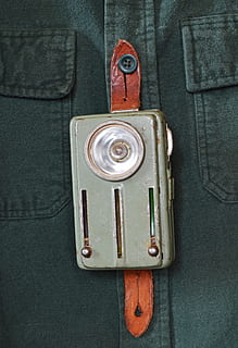 Taschenlampe, Lampe, Fackel, Eisenbahn, Signallampe, Arbeitnehmer, Arbeitshemd, Sowjet, hergestellt in der UdSSR, Jahrgang, retro, Grün, Leder, Metall-Taschenlampe, Antiquität, Beleuchtung, Technologie, Nahansicht, Metall, Sicherheit, Schutz, direkt darüber, keine Leute, Eingang, Stillleben, Tür, drinnen, sperren, Tag, Zeichen, Kommunikation, High Angle View, Warnschild, texturiert, 4K, CC0, gemeinfrei, lizenzfrei