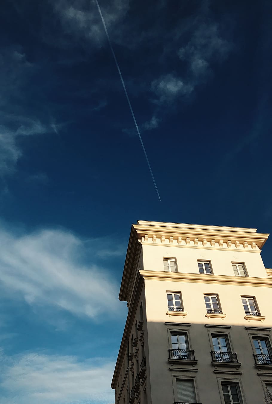 Francie, chessy, mrak - nebe, nebe, exteriér budovy, nízký úhel pohledu, stavba, architektura, Příroda, budova, nikdo, parní stezka, okno, den, venku, modrý, rezidenční čtvrti, město, vysoká - vysoká, slunečního světla, vysoké sekce, byt, 4K