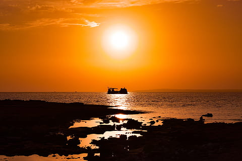 tramonto, costa rocciosa, sole, nave, barca, orizzonte, mare, silhouette, scintillante, luce del sole, arancia, natura, crepuscolo, sera, ayia napa, acqua, cielo, colore arancione, scenics - natura, bellezza nella natura, orizzonte sull'acqua, nave nautica, riflessione, mezzi di trasporto, la tranquillità, modo di trasporto, scena tranquilla, nessuno, all'aperto, luminosa, barca a vela, aereo passeggeri, 5K, CC0, dominio pubblico, privo di copyright