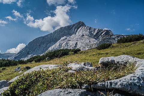 landskabsfoto, rock bjerg, blå himmel, buske, skyer, dagslys, græs, landskab, lavvinkelfotografering, Moder Natur, bjergtop, bjerge, natur, klipper, naturskøn, syn, himmel, bjerg, skønhed i naturen, scenics - natur, sky - himmel, plante, ro, klippe, rolig scene, miljø, ikke-urbane scene, sne, dag, solid, rock-objekt, ingen mennesker, bjergkæde, udendørs, snedækket bjerg, 5K, CC0, offentligt domæne, royaltyfrie