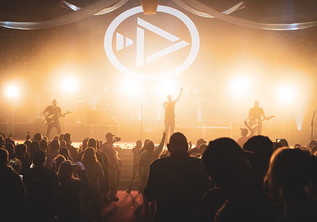 trīs, persona, veic, posms, cilvēks, pūlis, koncerts, rock koncerts, auditorija, uzliesmojums, gaisma, ģitāra, mūzikas instruments, brīvā laika aktivitātes, apgaismojums, klubs, nakts dzīve, festivāls, nakts klubs, ballīte, siluets, mūziķis, cilvēku grupa, mākslas kultūra un izklaide, mūziku, izgaismots, liela cilvēku grupa, baudu, veiktspēju, notikumu, reāliem cilvēkiem, apgaismes ierīces, vīriešiem, naktī, pieaugušais, sievietēm, skatuves - darbības telpa, gaismas - dabas parādība, tautas mūzikas koncerts, mūzikas festivāls, skatuves gaisma, 5K, CC0, publiskais domēns, bez atlīdzības