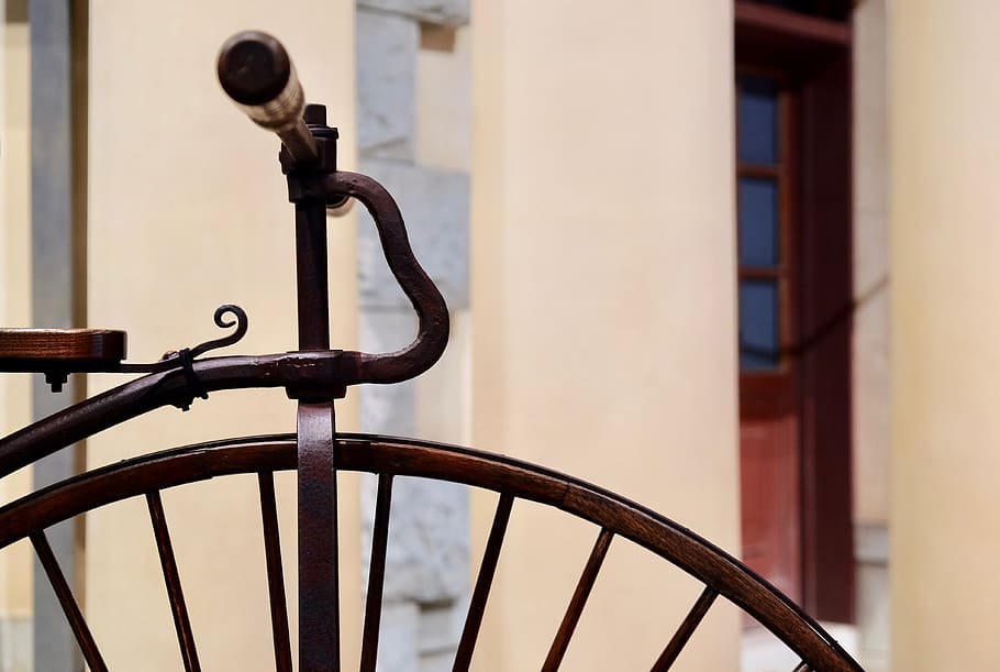 klasický, jízdní kolo, dřevo, starý, historický, kolo, Rukojeť, sedlo, kov, architektura, zaměřit se na popředí, stavba, nikdo, exteriér budovy, budova, den, detail, venku, bezpečnostní, bezpečnost, vchod, zábradlí, ochrana, dveře, okno, slunečního světla, Dům, tepané železo, 4K