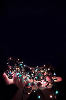 șir de lumină, abstract, artă, frumos, luminos, întuneric, mâini, iluminat, inconsistent, ușoară, lumini, oameni, performanţă, strălucitor, femeie, umană, mână, partea corpului uman, studio shot, în interior, Fundal negru, spațiu copie, arta culturii și divertismentului, adult, tehnologie, deținere, multi colorate, lumină - fenomen natural, parte a corpului, femei, muzică, viata de noapte, deget, compozit digital, 5K, CC0, domeniu public, fără drepturi de autor
