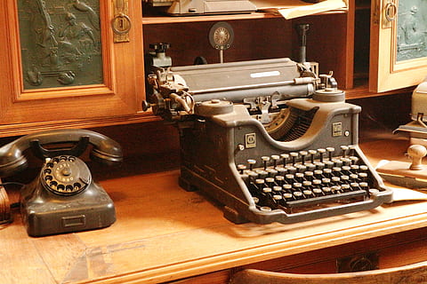 daktilo, telefon, Antik, eski, nostalji, iletişim, bağbozumu, nostaljik, ahize, teknoloji, müze, roscheider hof, Konz, Almanya, eski moda, retro tarz, geçmiş, Tarihçe, insansız, içeriye, tablo, Döner telefon, ahşap malzeme, sabit telefon, bağ, analog, numara, 5K, CC0, kamu malı, telif ücretsiz