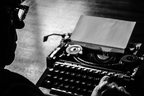 , musik, kunstkultur og underholdning, teknologi, en person, indendørs, lydoptagelsesudstyr, studie, menneskelig hånd, lydudstyr, menneskelig kropsdel, hånd, herrer, klub dj, beskæftigelse, tæt på, retro stylet, lyd mixer, udstyr, blande, natteliv, 4K, CC0, offentligt domæne, royaltyfrie