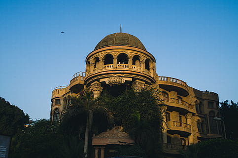 gri, beton, castel, albastru, cer, arhitectură, clădire, lumina zilei, dom, exterior, foc mic, conac, copaci, exteriorul clădirii, construită, copac, cer senin, plantă, vedere unghiulară joasă, istorie, trecutul, natură, nici o persoana, religie, destinații de călătorie, călătorie, turism, credință, lăcaș de cult, în aer liber, 4K, CC0, domeniu public, fără drepturi de autor