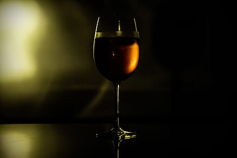 még mindig, példány, dolgok, bor, üveg, fény, árnyékok, sziluett, bokeh, étel és ital, ital, felüdítés, alkohol, borospohár, fedett, háztartási berendezések, nem ember, fekete háttér, ivópohár, stúdió felvétel, közelkép, frissesség, élelmiszer, átlátszó, csendélet, víz, vörösbor, 4K, CC0, közkincs, jogdíjmentes