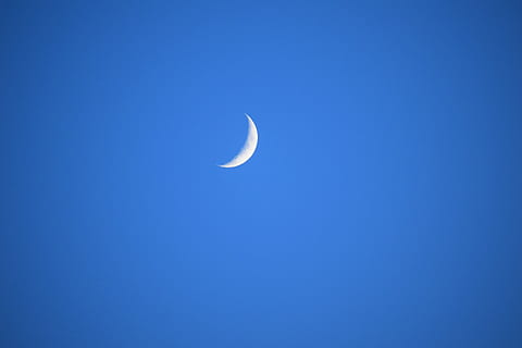 lună, albastru, cer, seară, apus de soare, natură, peisaj, zori de zi, calm, atmosferic, spaţiu, semilună, astronomie, frumusețe în natură, spațiu copie, cer senin, nici o persoana, jumătate de lună, liniște, noapte, scenice - natura, fenomen natural, o scenă liniștită, vedere unghiulară joasă, curba, explorarea spațiului, în aer liber, astrologie, lună planetară, eclipsă, fundal albastru, de mai sus, 5K, CC0, domeniu public, fără drepturi de autor