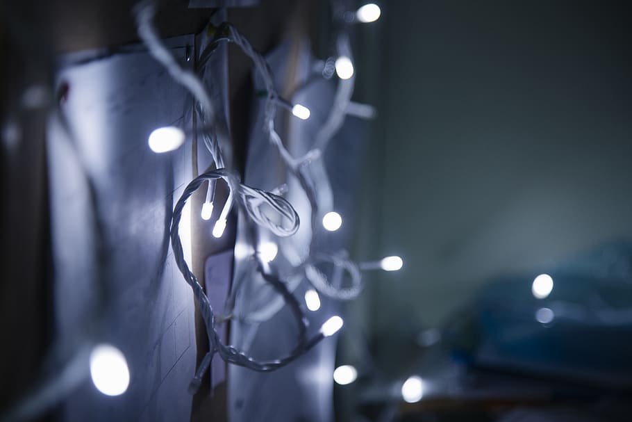 Moldàvia, chisinau, llums, Nadal, oficina, il·luminat, equips d’il·luminació, nit, electricitat, primer pla, centrar-se en primer pla, cap gent, cultura i entreteniment artístic, tecnologia, llum, cable, enfocament selectiu, penjant, brillant, música, a l'interior, decoració, llum - fenomen natural, llums de Nadal, micròfon, etapa, equipament elèctric, llum elèctrica, 5K