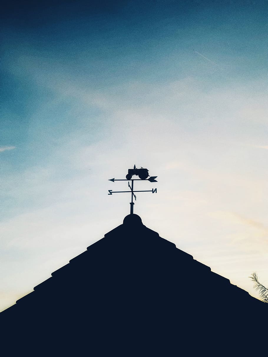 holland, Ravenstein, sint wilbertstraat 3, himmel, silhuet, lav vinkel visning, vejrhane, natur, sky - himmel, retning, meddelelse, arkitektur, bygget struktur, ingen mennesker, udendørs, dag, vejledning, tag, prognoser, kryds, religion, blå, bygning, bjergtop, 2K