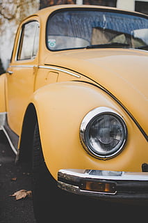 giallo, volkswagen beetle coupe, parcheggiata, grigio, calcestruzzo, superficie, auto, automobile, paraurti, cromo, classico, avvicinamento, giorno, design, davanti, faro, brillante, stile, mezzi di trasporto, sistema di trasporto, veicolo, Vintage ▾, volkswagen beetle, ruota, parabrezza, modo di trasporto, veicolo terrestre, veicolo a motore, in stile retrò, macchina vintage, nessuno, stazionario, città, strada, all'aperto, concentrarsi sulle conoscenze acquisite, parcheggio, 5K, CC0, dominio pubblico, privo di copyright
