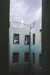 visual, transición, oscuro, ligero, edificio, cielo, ventana, lavandería, línea de lavado, arquitectura, casa, apartamento, residencial, pueblo, suburbano, paseo por la ciudad, deambular, nublado, Art º, urbano, exploración urbana, contraste, temperamental, estructura construida, exterior del edificio, nube - cielo, nadie, naturaleza, Distrito residencial, al aire libre, ciudad, pared - característica de la construcción, día, reflexión, vista de ángulo bajo, azul, luz del sol, sombra, 4K, CC0, dominio público, libre de derechos