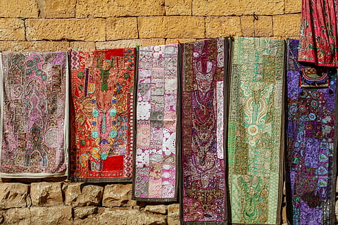 India, la carretera, bufanda, Art º, arte, multi color, variación, elección, modelo, textil, nadie, lado a lado, fotograma completo, en una fila, antecedentes, Arte y artesanía, colgando, en venta, de cerca, patrón floral, adentro, arreglo, día, gran grupo de objetos, colección, exhibición al por menor, seda, 5K, CC0, dominio público, libre de derechos