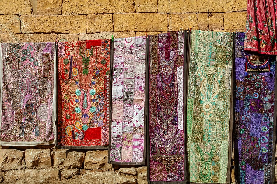 India, la carretera, bufanda, Art º, arte, multi color, variación, elección, modelo, textil, nadie, lado a lado, fotograma completo, en una fila, antecedentes, Arte y artesanía, colgando, en venta, de cerca, patrón floral, adentro, arreglo, día, gran grupo de objetos, colección, exhibición al por menor, seda, 5K