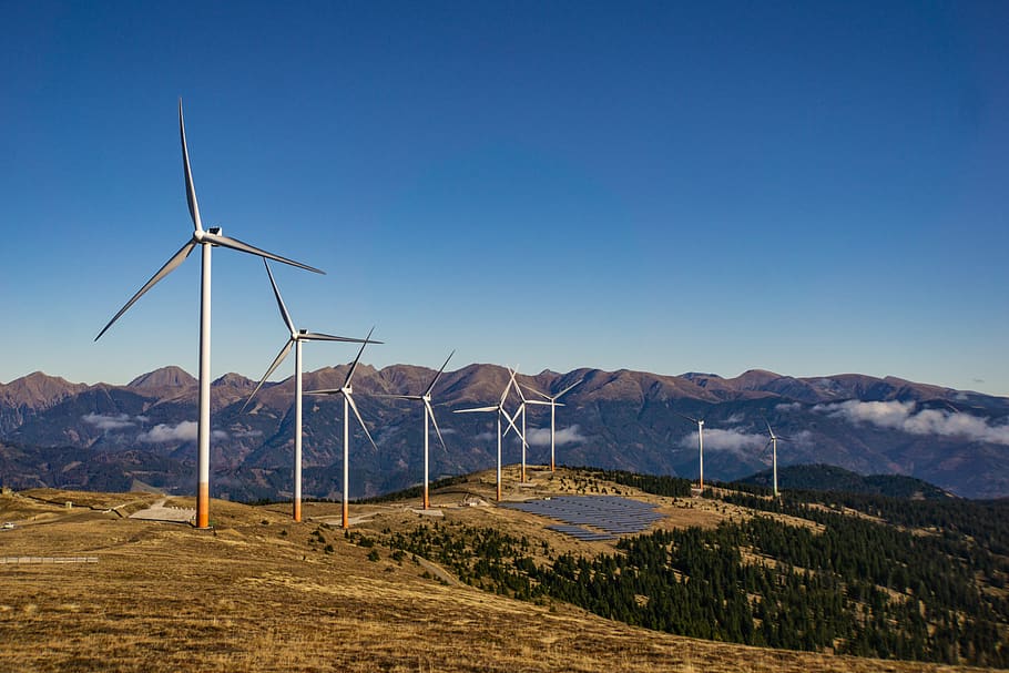 albastru, alb, baldachin cort, energie regenerabila, mediu inconjurator, combustibil și generarea de energie electrică, turbină, Energie alternativa, cer, turbină eoliană, conservarea mediului, Munte, Putere eoliana, frumusețe în natură, scenice - natura, natură, de munte, tehnologie, peisaj, apă, cer senin, zi, nici o persoana, electricitate, vânt, resurse durabile, în aer liber, alimentare electrică, putere în natură, climat, 5K