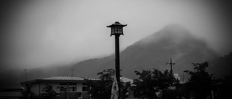 torre negra, naturalesa, Japó, a l'aire lliure, estació kinugawa-onsen, kinugawa-onsen, fanal, boira, edifici, camp, arbre, planta, llum, rural, refugi, urbà, temps, arquitectura, muntanya, fum, Serra, estructura construïda, exterior de l'edifici, llum del carrer, cel, equips d’il·luminació, cap gent, carrer, casa, dia, vista d’angle baix, pol, 4K, CC0, domini públic, lliure de regalies