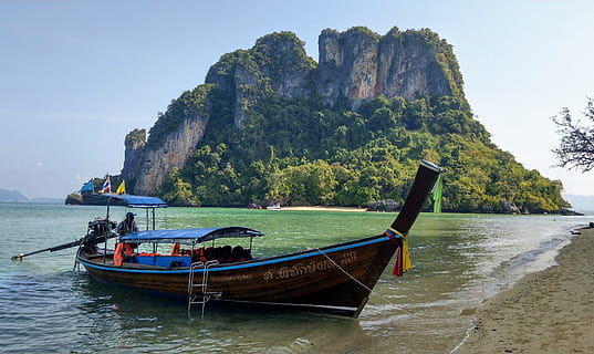 braunes Boot, Transport, Boot, Fahrzeug, Schiff, Wasserfahrzeug, Mensch, Person, draußen, Thailand, Nong Thale, Ruderboot, Natur, Wasser, Land, Meer, Ozean, Gondel, Küste, Küstenlinie, Kanu, Transportmittel, Schönheit in der Natur, Tag, Himmel, Szenen - Natur, Longtail-Boot, Pflanze, Baum, Ruhe, festgemacht, Ufergegend, Nicht-städtische Szene, Berg, Formation, 2K, CC0, gemeinfrei, lizenzfrei