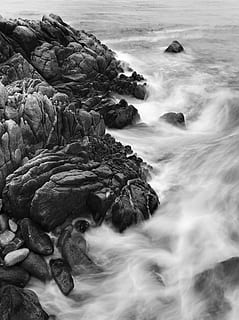 fotografia en escala de grisos, penya-segat, les ones del mar, borrós, exposició llarga, moviment, aigua, paisatge, monterey, segur, mar, rock, fotografia, rocós, negre, negre rocós, llis, riu suau, vora del riu, iphone, naturalesa, rock - object, línia de costa, onada, platja, escenics, a l'aire lliure, paisatge marí, blanc i negre, cap gent, bellesa a la natura, vora de l'aigua, posta de sol, vespre, cel, pedra - objecte, tempesta, estiu, escena tranquil·la, al matí, núvol - cel, temps, blau, 2K, CC0, domini públic, lliure de regalies