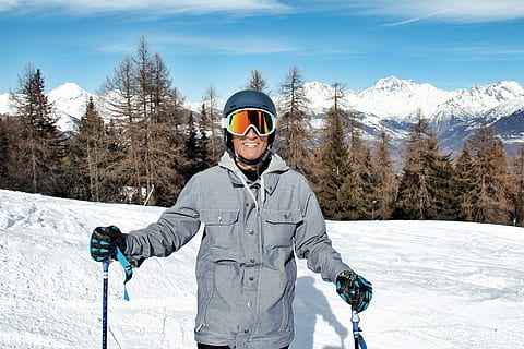 arbres, diversió, amics, esquiar, instructor, Vall d'Aosta, somriu, Itàlia, esport, neu, temperatura de fred, hivern, activitat d'oci, muntanya, una persona, Serra, esport d'hivern, vista frontal, ulleres d'esquí, persones reals, roba calenta, vacances, roba, viatge, festa, estils de vida, vacances d'esquí, roba d'esquí, moda, 4K, CC0, domini públic, lliure de regalies
