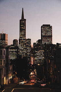 Cityscape geceleri, bina, Ofis binası, kasaba, Kent, kentsel, araç, araba, taşımacılık, otomobil, helezon, çan kulesi, mimari, kule, yüksek artış, başkent, şehir merkezinde, tırabzan, açık havada, siluet, yapılı yapı, dış yapı, Motorlu araç, ulaşım modu, gökyüzü, ofis binası dış, uzun - yüksek, kara taşıtı, gökdelen, aydınlatılmış, sokak, Cityscape, insansız, şehir hayatı, modern, Finans bölgesi, 5K, CC0, kamu malı, telif ücretsiz