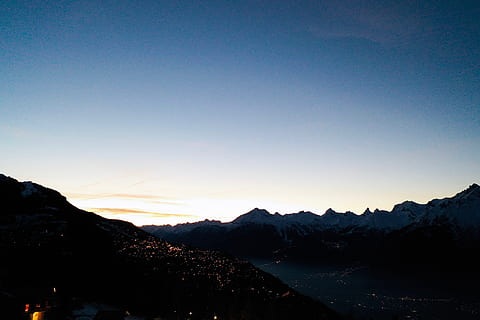 cordillera, montaña, naturaleza, al aire libre, pico, cuesta abajo, cielo, Suiza, Veysonnaz, montañas, paisaje, amanecer, campo, meseta, edificio, tierra, cielo Rojo, paisajes - naturaleza, belleza en la naturaleza, escena tranquila, tranquilidad, silueta, copia espacio, puesta de sol, nadie, escena no urbana, cielo limpio, idílico, ambiente, remoto, agua, lago, Montaña cubierta de nieve, 5K, CC0, dominio público, libre de derechos