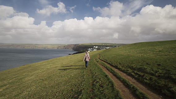 kvinne, gå, grønn, gressfelt, skyer, kyst, kystland, dagslys, felt, gress, Grovfôr, hav, scenisk, vandrende, sky - himmel, ekte folk, skjønnhet i naturen, land, himmel, anlegg, naturskjønnhet - natur, grønn farge, natur, én person, vann, dag, ro, utsikt bakover, livsstil, vekst, rolig scene, fritidsaktivitet, utendørs, 4K, CC0, offentlig domene, opphavsrett gratis