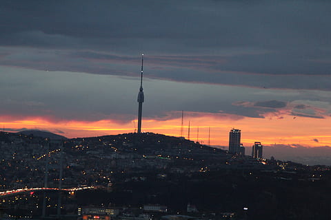Istanbul, exterior de l'edifici, arquitectura, estructura construïda, ciutat, cel, edifici, torre, núvol - cel, paisatge urbà, alta - alta, posta de sol, cap gent, naturalesa, comunicació, destinacions de viatge, barri residencial, il·luminat, vida de ciutat, exterior d’edifici d’oficines, gratacels, a l'aire lliure, fletxa, comunicacions globals, 5K, CC0, domini públic, lliure de regalies