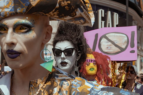 London, protest, aktivist, aktivisme, bevægelse, menneskelig repræsentation, repræsentation, kvindelig lighed, mandlig lighed, hovedskud, mennesker, mode, portræt, solbriller, forklædning, ung voksen, dag, Kunst og håndværk, kreativitet, briller, maske, kostume, maske - forklædning, to personer, voksen, karneval - fest begivenhed, 4K, CC0, offentligt domæne, royaltyfrie