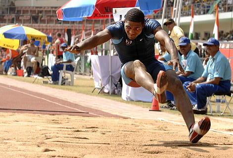 lungo, saltare, sport, concorrenza, brivido, attività, atleta, campionato, olimpico, movimento, determinazione, vitalità, persone accessorie, mezz'aria, persone, uomini, in esecuzione, sfida, lunghezza intera, giocando, gruppo di persone, giovane adulto, sport competitivo, giorno, sforzo, luce del sole, all'aperto, 1080P, CC0, dominio pubblico, privo di copyright