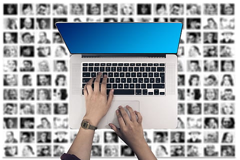 laptop, hender, skrive, ta kontakt med, ansikter, fotoalbum, verden, befolkning, media, system, web, nyheter, personlig, nettverk, forbindelse, tilkoblet, med hverandre, sammen, forhold, global, globalalisierung, gruppe, kommunikasjon, samarbeid, gruppe med folk, datamaskin, teknologi, trådløs teknologi, én person, hånd, menneskelig hånd, menneskelig kroppsdel, bruker bærbar PC, data utstyr, data-tastatur, tastatur, voksen, innendørs, kvinner, internett, ekte folk, typing, finger, 4K, CC0, offentlig domene, opphavsrett gratis