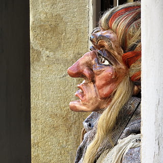 Republica Cehă, arhitectură, clădire, decoratiune interioara, figurină, stâlp, coloană, costum, uman, persoană, față, lemn, marionetă, Praga, emblemă, simbol, haine, îmbrăcăminte, cap, o persoana, oameni adevărați, lovitură de cap, adult, portret, Activitatea de agrement, stiluri de viață, femei, zi, păr, coafura, in cautarea, construită, uitându-se departe, adult senior, exteriorul clădirii, par lung, în aer liber, gura deschisa, umane, 2K, CC0, domeniu public, fără drepturi de autor