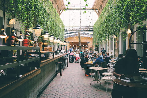 Menschen, Sitzung, Innerhalb, Restauranttische, die Architektur, echte Menschen, Gruppe von Leuten, gebaute Struktur, Cafe, Männer, große gruppe von menschen, Sitz, Frau, Menge, Pflanze, Tabelle, Stadt, Geschäft, Lebensstile, Erwachsene, Restaurant, Gebäudehülle, Baum, draußen, 5K, CC0, gemeinfrei, lizenzfrei