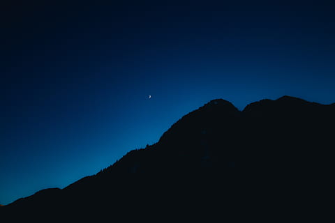 Munte, întuneric, siluetă, albastru, cer, noapte, natură, peisaj, lună, frumusețe în natură, o scenă liniștită, scenice - natura, liniște, nici o persoana, spațiu copie, cer senin, spaţiu, de munte, vedere unghiulară joasă, idilic, astronomie, în aer liber, varf de munte, 5K, CC0, domeniu public, fără drepturi de autor