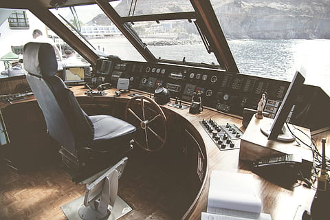 Steuerrad, Rad, Maschine, Cockpit, Person, Mensch, Computerhardware, Hardware-, Computer Tastatur, Tastatur, Elektronik, Computer, Innenarchitektur, drinnen, Stuhl, Möbel, Fahrzeug, Transport, Flugzeug, Polster, Fahrzeuginnenraum, Transportmittel, echte Menschen, Steuerung, Tag, Fenster, Sitzung, Menschen, Sitz, Wasserfahrzeug, Reise, Schalttafel, Glas - Material, Männer, draußen, 2K, CC0, gemeinfrei, lizenzfrei