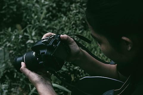 person, bedrift, sort, dslr kamera, sløring, kamera, kameraudstyr, kamerastropp, fange, tæt på, dybdeskarphed, dslr, fokus, udendørs, fotograf, kamera - fotografisk udstyr, en person, digitalt kamera, fotografering temaer, fotografere, teknologi, fotografisk udstyr, menneskelig hånd, hånd, rigtige mennesker, herrer, aktivitet, beskæftigelse, menneskelig kropsdel, dag, fritidsaktivitet, 5K, CC0, offentligt domæne, royaltyfrie