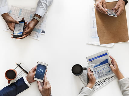 Iš arti, nuotrauka, trys, asmenų rankas, lentelė, ūkyje, išmanieji telefonai, Mobilusis telefonas, šiuolaikiškas, prietaisą, elektronika, aplanką, rankas, patalpose, rinkodara, posėdį, vyrai, mobiliojo ryšio, Mobilieji telefonai, laikraštis, biuras, rašikliai, žmonių, nešiojamieji, pardavimai, ekranas, išmanusis telefonas, tablėtė, technologijos, kartu, dėvėti, baltas fonas, bevielis internetas, bevielis, moteris, darbo, belaidžio ryšio technologija, komunikacijos, ryšį, aukšto kampo vaizdas, tiesiogiai virš, skaitmeninė tabletė, žmogaus ranka, suaugusiųjų, kompiuteris, verslą, nešiojamas informacijos įrenginys, žmogaus kūno dalis, ranka, komandinis darbas, bendradarbis, 1080P, CC0, Viešasis domenas, nemokamai