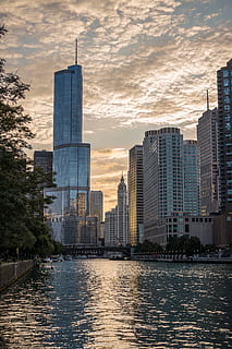 Pohled, výškové, budova, architektonický design, architektura, budov, Chicago, řeka chicago, město, panoráma města, mraky, denní světlo, v centru města, finance, illinois, moderní, venkovní fotografie, perspektivní, scénický, nebe, panoráma, mrakodrap, nejvyšší, věž, městský, voda, nábřeží, exteriér budovy, stavba, kancelářská budova exteriér, mrak - nebe, vysoká - vysoká, Příroda, městské panorama, krajina, kancelář, řeka, nikdo, venku, finanční okres, 5K, CC0, veřejná doména, bez autorských práv