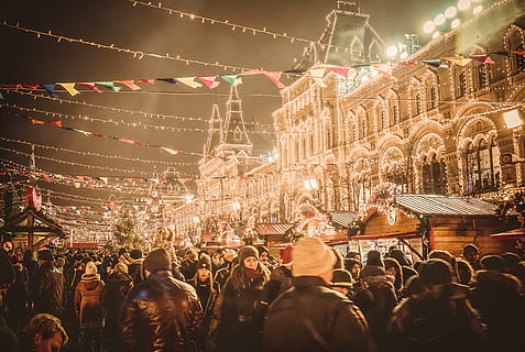 costruzione, giallo, luci di stringa, persona, umano, folla, città, cittadina, centro, urbano, illuminazione, pubblico, metropoli, architettura, Festival, pedone, persone, albero di Natale, vita notturna, campagna, all'aperto, natura, illuminato, notte, grande gruppo di persone, gruppo di persone, persone reali, attrezzatura per l'illuminazione, evento, celebrazione, struttura costruita, uomini, godimento, donne, esterno dell'edificio, cultura artistica e intrattenimento, divertimento, adulto, luce, concerto di musica popolare, Festival musicale, palcoscenico, 5K, CC0, dominio pubblico, privo di copyright